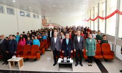 Öğrencilere Ayhan Şahenk Vakfı’ndan Cumhuriyet Bayramı Armağanı