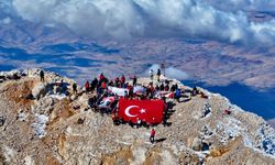 Cumhuriyetin 102. Yılı Coşkusu Aladağlar Zirvelerinde Yaşandı