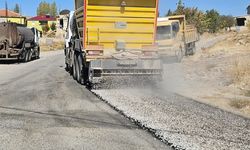Niğde Çiftlik’te Sathi Asfalt Çalışmaları Devam Ediyor