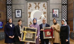 Vali Çelik, Tezhip Kursiyerlerini Makamında Kabul Etti