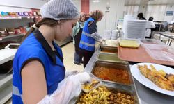 Komşum Projesi kapsamında ihtiyaç sahiplerine sıcak yemek ulaştırıldı