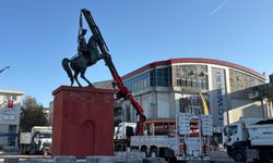 Niğde’de Atatürk Heykeli yeni yerine taşındı