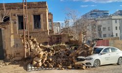 Tarihi Evin Duvarı Otomobilin Üzerine Devrildi