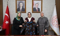 “Çift Taraflı Kullanılıp Çantaya Dönüşebilen Ceket”e Tescil Belgesi