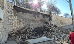 Niğde Kalesi'nin istinat duvarı çöktü