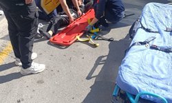 Yayaya çarpmamak için manevra yapan sürücü kaldırıma çarptı