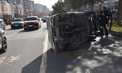 Kaldırıma çarpan araç yan yattı