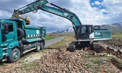 Sultanpınarı Köyü’nde Dere Islah ve Tahkimat Çalışmaları Sürüyor