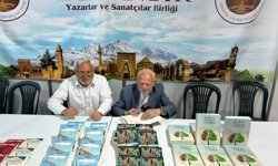 Sanatçı Ali Ercan'da Niğde Kitap Fuarında İmza Etkinliğine Katıldı