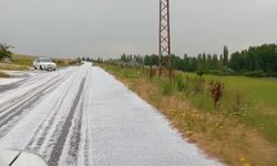 Dolu Yağışı Dikilitaş ve Dündarlı’yı Beyaza Bürüdü