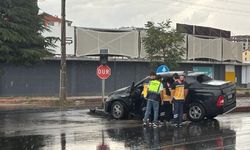 Otomobil Orta Refüje Çıktı: Anne ve Çocuk Yaralandı