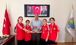 Çamardı’nın “Altın Kızları” Başkan Pınar’ı Ziyaret Etti
