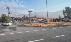 Altunhisar Yolunda Hafif Ticari Araç ile Otomobil Çarpıştı