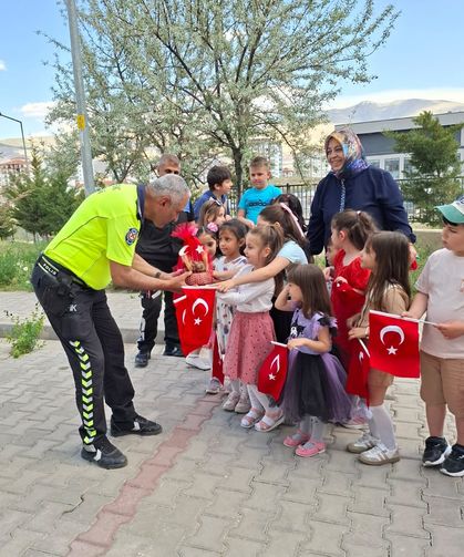 Emniyetten Öğrencilere Güvenlik ve Trafik Eğitimi