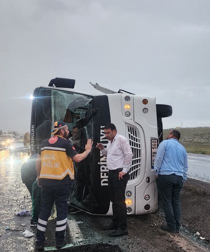 Niğde'de Yolcu Otobüsü Orta Refüje Devrildi: 2 Kişi Yaralandı