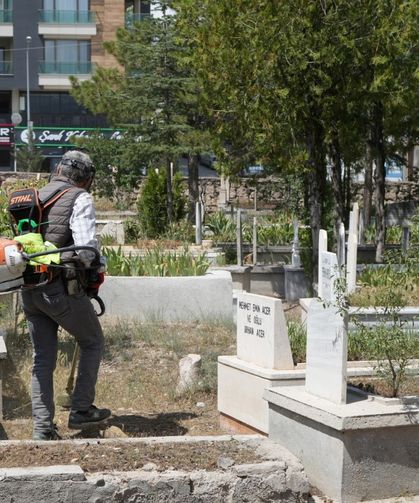 Mezarlıklar Bayram Ziyaretlerine Hazırlanıyor