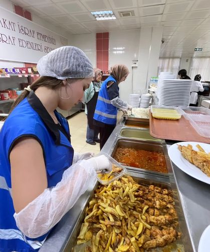 Komşum Projesi kapsamında ihtiyaç sahiplerine sıcak yemek ulaştırıldı