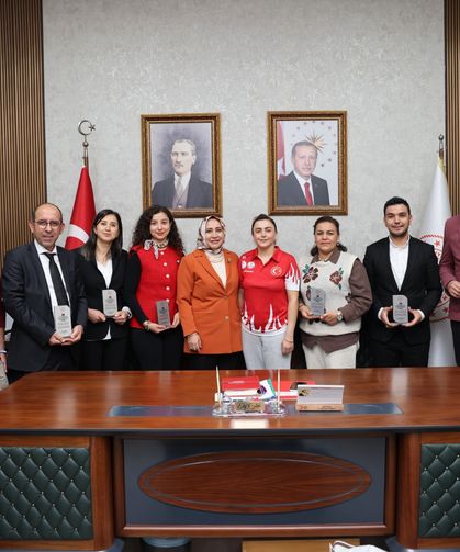 Öğretmenler Günü Masa Tenisi Turnuvasında Dereceye Giren Öğretmenlere Ödülleri Verildi