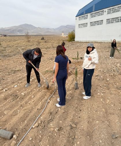 Öğretmen adayları öğretmenler günü için ağaç dikti...
