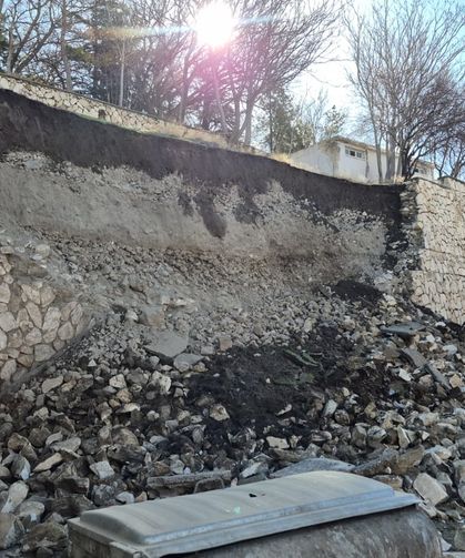 Niğde Kalesi'nin istinat duvarı çöktü