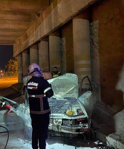 Duvara çarpan otomobilde yangın çıktı: 1 yaralı