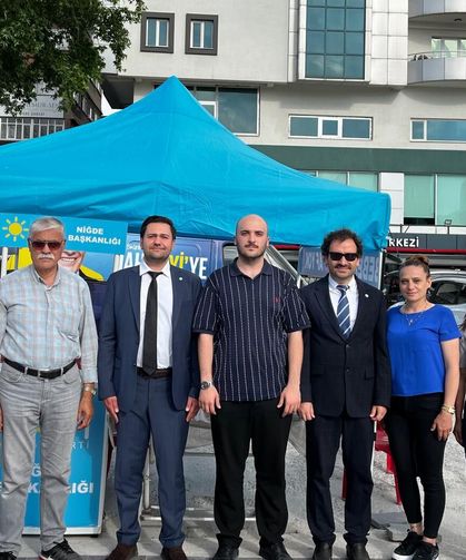 İyi Parti Teşkilatı’ndan Cumhuriyet Meydanı’nda Stant Çalışması