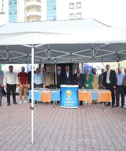 Başkan Özdemir, AK Parti Üye Standını Ziyaret Etti