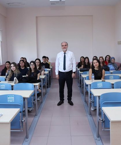 Rektör Uslu, Kimya Mühendisliği Öğrencilerinin İlk Dersine Katıldı