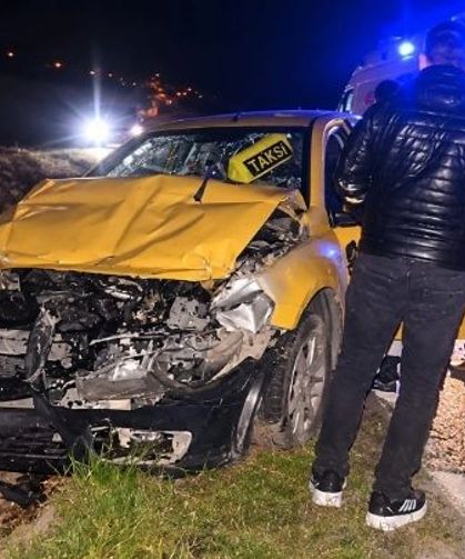 Patates Yüklü Traktöre Çarpan Otomobilin Sürücüsü Ağır Yaralandı