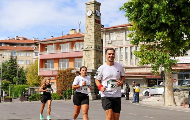 3. Geleneksel Doğuş Holding Niğde Yarı Maratonu, 1.198 sporcunun katılımıyla gerçekleştirildi