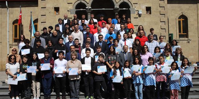 Yaşar, Ulusal Düzeyde Derece Alan Öğrencilerle Bir Araya Geldi
