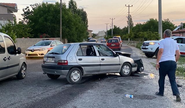Gümüşler Kasabasında İki Araç Çarpıştı : 1'i Ağır 4 Kişi Yaralandı