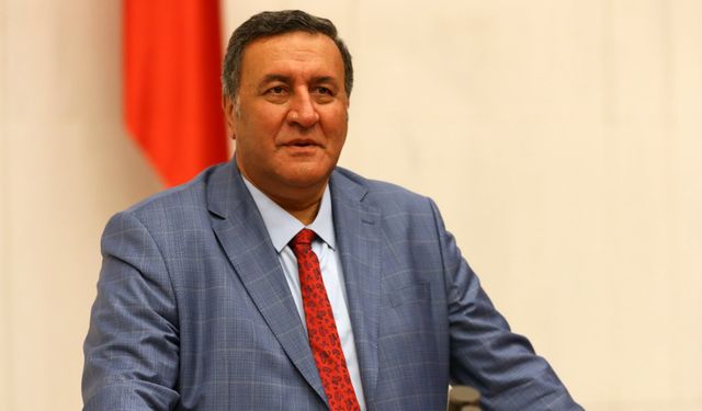 GÜRER: BOLKAR DAĞI ETEKLERİNDE KİRAZ DALDA KALDI, ÜRETİCİ KARAYOLUNU KAPATTI, KİRAZI YOLA DÖKTÜ