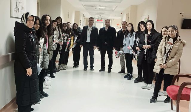 Lise öğrencileri Hastanede yatan hastaları ziyaret etti