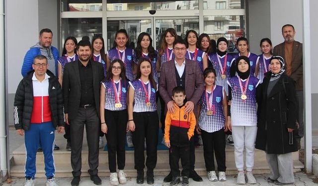 Mehmet Güleç Ortaokulu Kız Voleybol Takımından Gençlik Spor il müdürüne ziyaret