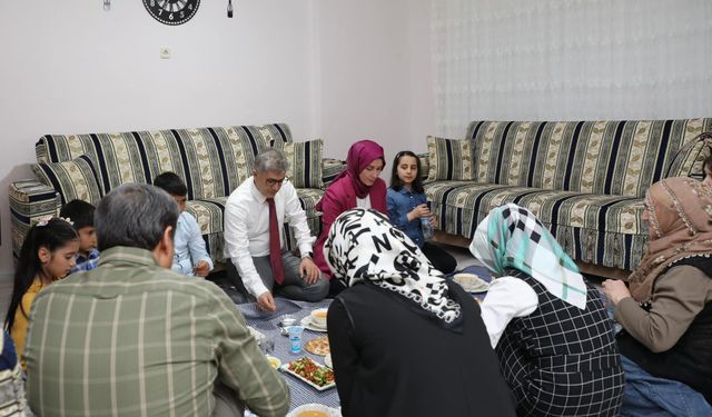 Vali ve eşi Öztürk ailesinin iftar sofrasına konuk oldu.