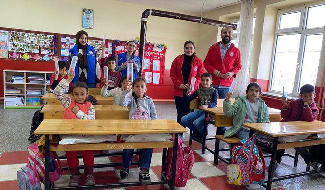 Gençlik merkezi üyeleri Köy okullarına kalem seti dağıttılar