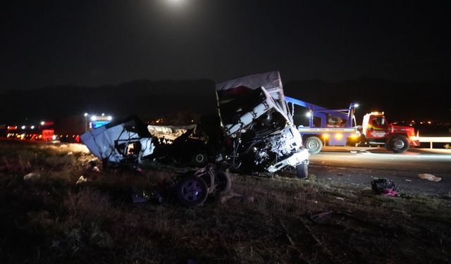 Niğde'de zincirleme trafik kazasında aynı aileden 3 kişi hayatını kaybetti, 4 kişi yaralandı.