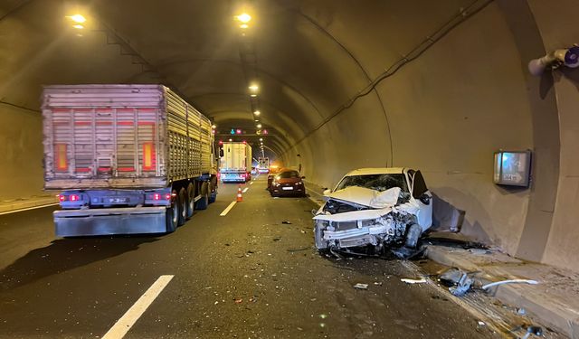 Niğde- Adana otobanında trafik kazası 4 yaralı