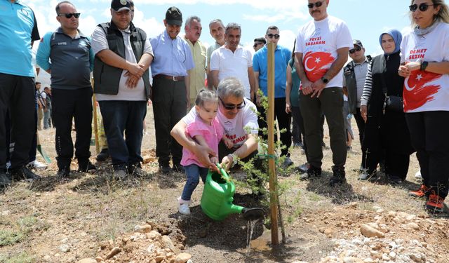 Çamardı ilçesine Ay Yıldız Gölgesinde 253 Fidan dikildi