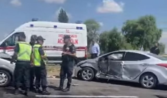 Hafif ticari araç ile otomobil çarpıştı: 4 yaralı