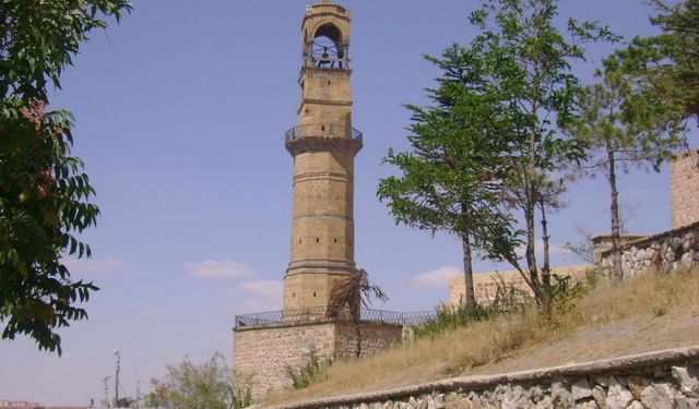 Niğde kalesindeki saat kulesi asırlardır ayakta duruyor