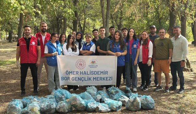 Gençler Bor’da temiz çevre farkındalığı için çöp topladı