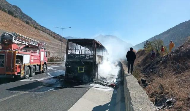 Niğde-Adana Otoyolu'nda Yolcu Otobüsü Yangını