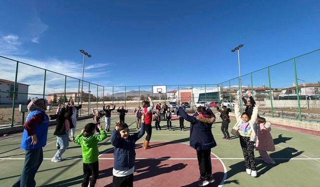 Bor Ömer Halisdemir Gençlik Merkezi'nde Kış Kulübü Sabah Sporu ile Başladı