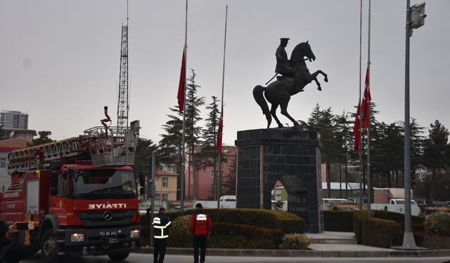 Otel Faciası Nedeniyle Niğde'de Bayraklar Yarıya İndirildi