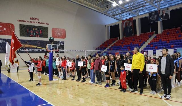 Niğde’de Okul Sporları Küçükler Voleybol Grup Müsabakaları Başladı!