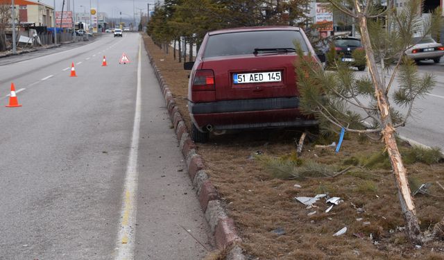 Niğde’de Trafik Kazası… Ağaçlara çarparak durabildi!