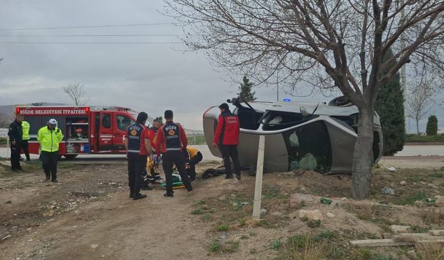 Otomobil Ağaca Çarpıp Takla Attı: 3 Yaralı