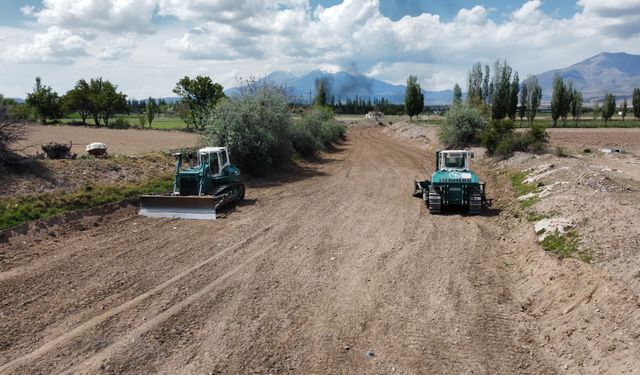 Altunhisar’da Koru Deresi’nde Taşkın Koruma Çalışmaları Sürüyor